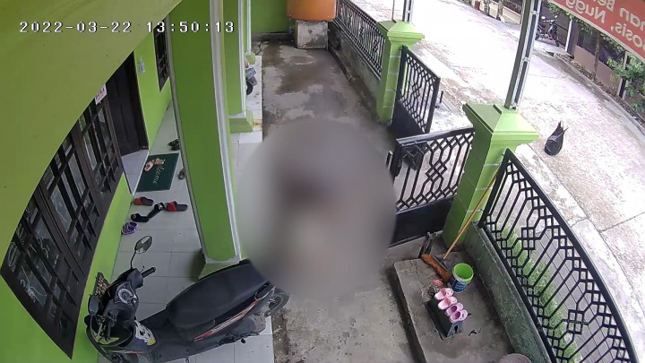 Viral Seorang Pemuda di Samarinda Cium Paksa Balita Terekam CCTV