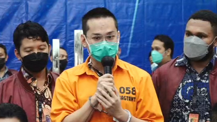 Pakai Baju Tahanan dan Tangan Terborgol, Indra Kenz Masih Bantah Lakukan Penipuan