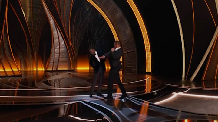 Detik-detik Will Smith Tampar Wajah Chris Rock di Panggung Oscar 2022