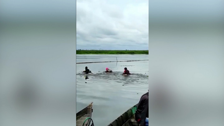 Viral! Video 3 Siswa SD Menyeberangi Rawa dengan Baskom Demi Bersekolah