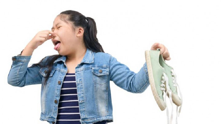 Efektif! Hilangkan Bau Tak Sedap di Sepatu