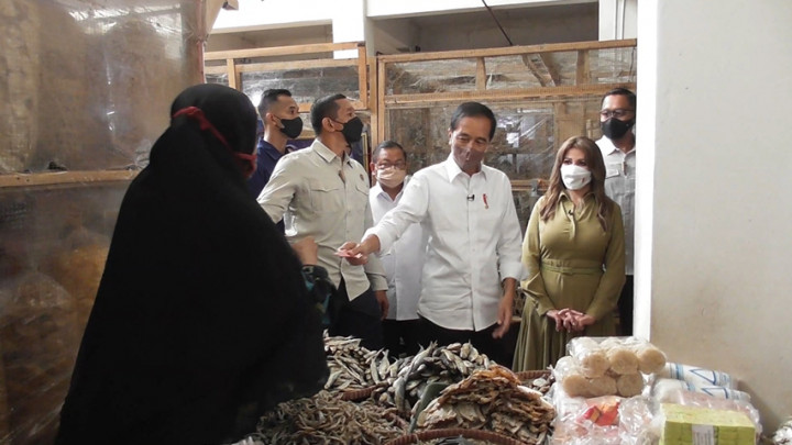 Blusukan ke Pasar Baledono, Jokowi Belanja Cabai hingga Ikan Asin