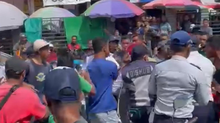 Viral! Petugas Dinas Perhubungan di NTT Dikeroyok Warga