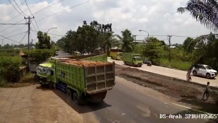 Detik-detik 2 Truk Tronton Terlibat Tabrakan di Palembang