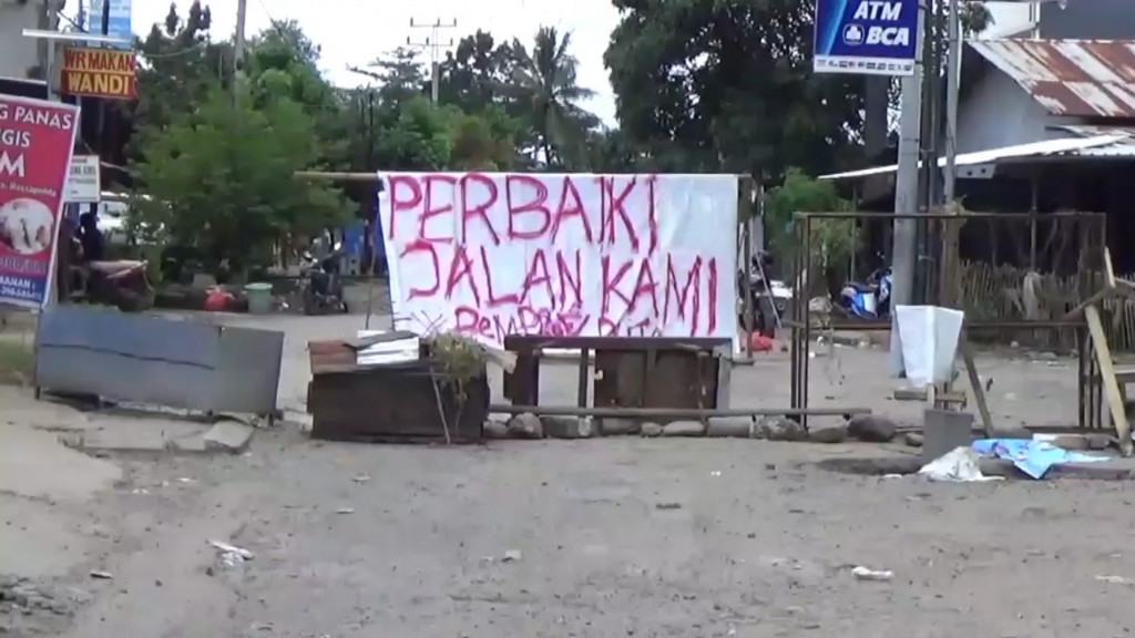 Akses Jalan Provinsi Tak Kunjung Diperbaiki Warga Goa Blokade Jalan