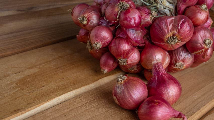 Benarkah Bersiul Atasi Mata Perih saat Mengiris Bawang?