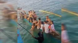 Ngeri! Perahu yang Membawa Anak-anak Terbalik di Tengah Laut