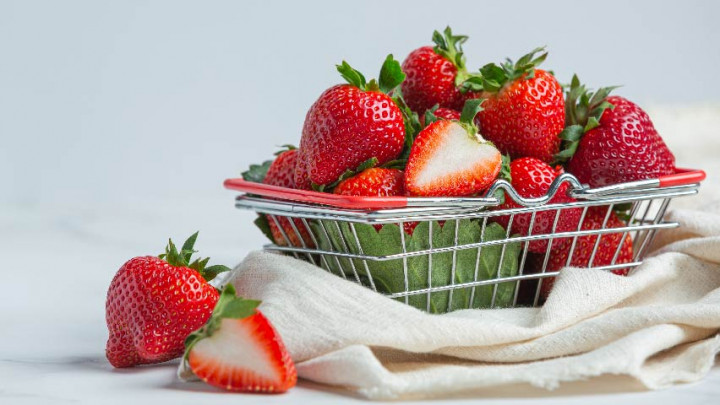 Tak Hanya Menyegarkan, Ini 3 Manfaat Buah Stroberi untuk Kecantikan