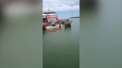 Detik-detik Truk Pengangkut Barang dan Sembako di Aceh Jatuh dari Kapal