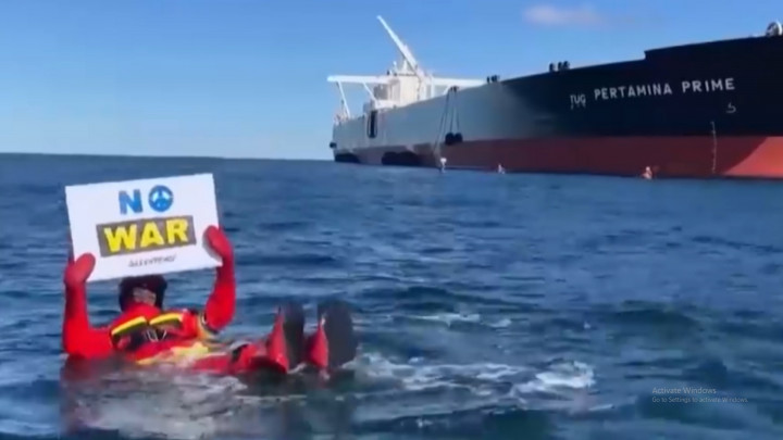 Penampakan Kapal Tanker Pertamina Dicegat Greenpeace di Lepas Pantai Denmark