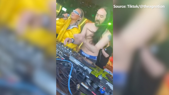Penampilan Agnez Mo Bersama Steve Aoki di Miami