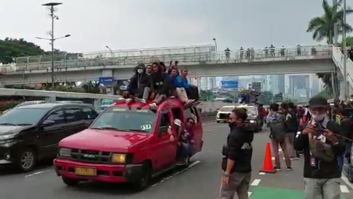 Detik-detik Rombongan Mahasiswa Datangi Kompleks Parlemen