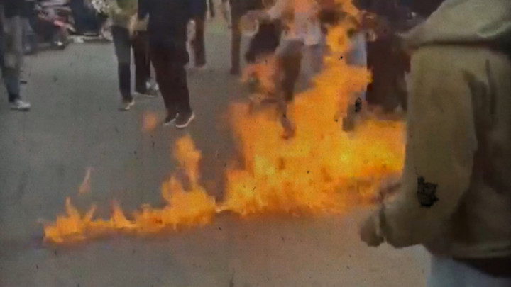 Mahasiswa Terbakar Saat Aksi Bakar Ban di Bone