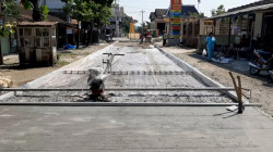Tak Kunjung Diperbaiki Pemerintah, Pria Asal Grobogan Perbaiki Jalan Pakai Uang Pribadi
