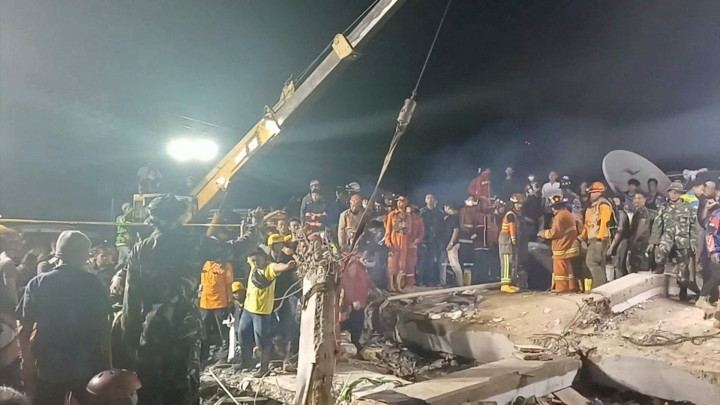 Tim Labfor Surabaya Selidiki Penyebab Ambruknya Bangunan Alfamart