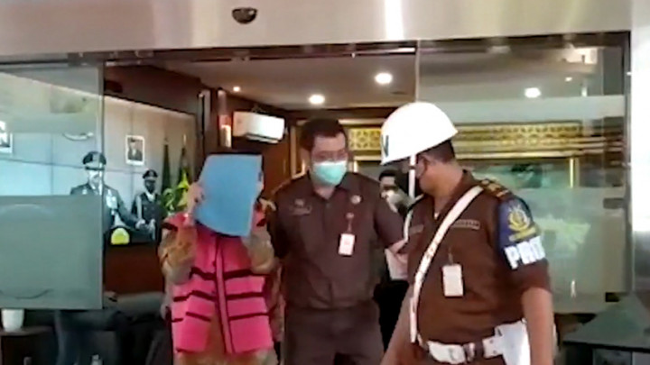 Tersangka Kasus Dugaan Korupsi Minyak Goreng Tutup Muka saat Disorot Wartawan