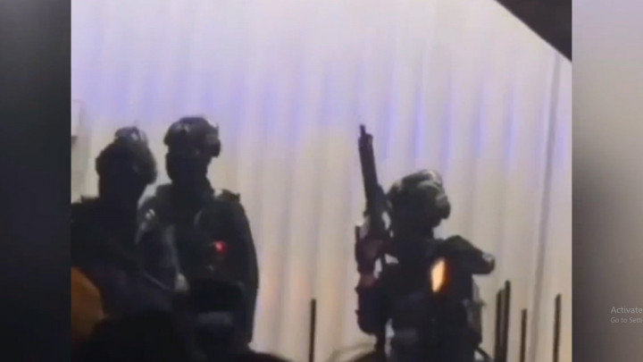 Detik-detik Polisi Kepung Perampok yang Sandera 3 Karyawan Minimarket