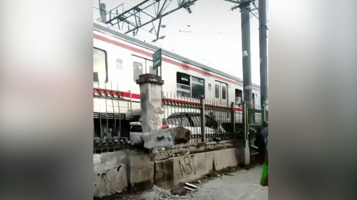 KRL Tabrak Mobil di Jalur Hilir Stasiun Citayam-Depok