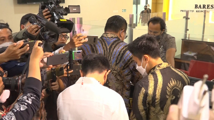 Diperiksa Terkait Kasus DNA Pro, Yosi Project Pop Tampak Menunduk Setibanya di Bareskrim