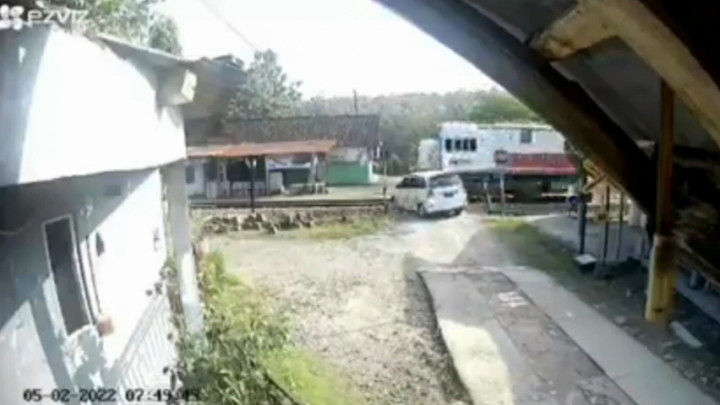 Detik-detik Minibus Berpenumpang 3 Orang Tertabrak Kereta Api di Grobogan