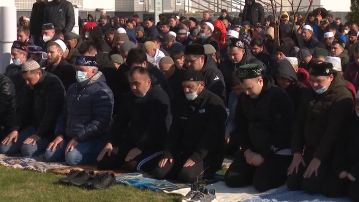 Umat Muslim di Rusia Berdoa untuk Perdamaian dan Kondisi Ekonomi Membaik