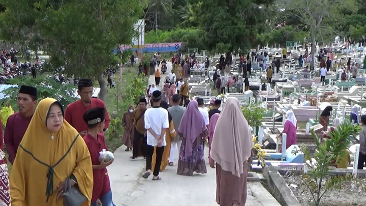 Hari Kedua Lebaran, TPU Pettoanginang di Majene Dipadati Peziarah