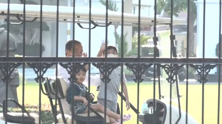 Jokowi Bersama Cucunya Sapa Warga di Yogyakarta Sambil Bagikan Kaos