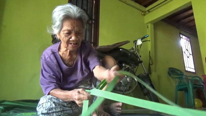 Inspiratif, Setiap Lebaran Nenek Berusia 80 Tahun Ini Bagikan Ketupat Gratis