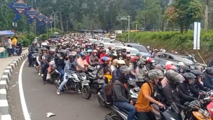Ribuan Kendaraan Menumpuk di Kawasan Gunung Mas Puncak Bogor