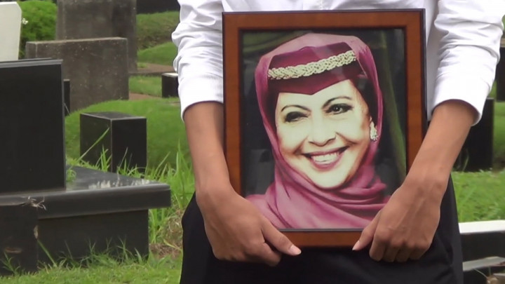 Suasana Pemakaman Akrtis Senior Mieke Wijaya