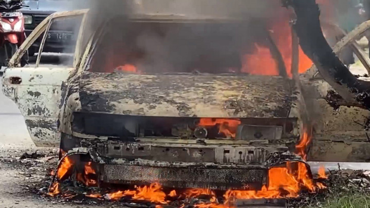 Akibat Korsleting, Mobil Pemudik Asal Surabaya Ludes Terbakar