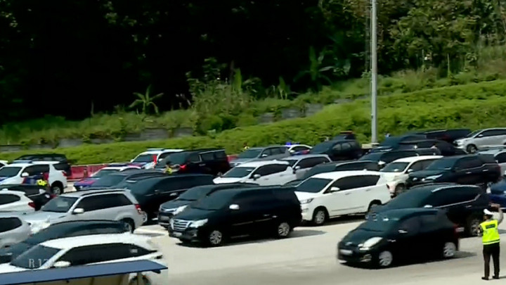 Sistem One Way Menuju Jakarta Mulai Diterapkan, Mobil Plat B Padati Gerbang Tol Kalikangkung