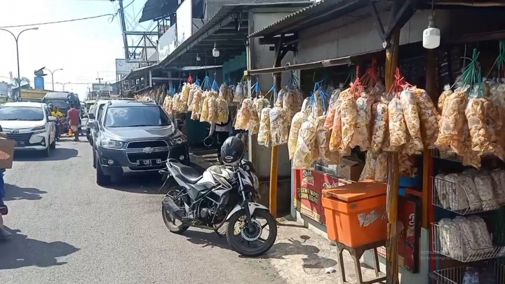 Diserbu Pemudik, Omset Penjual Oleh-oleh Khas Cirebon Naik hingga 10 Juta per hari