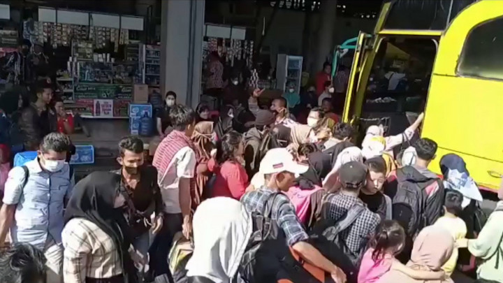 Penumpang Arus Balik di Terminal Terpadu Merak Rebutan Bus