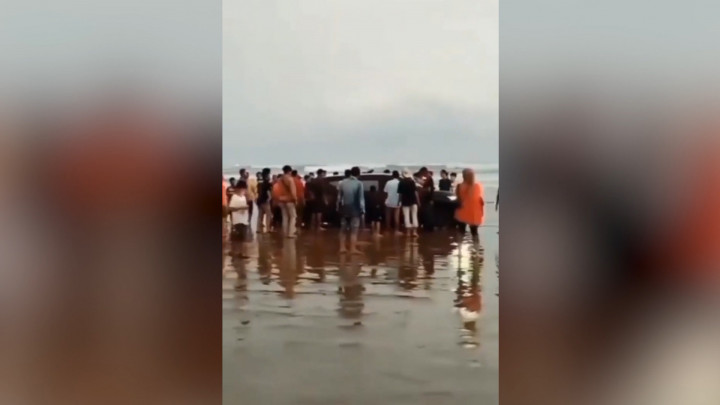 Diduga Enggan Jalan Kaki, Mobil Wisatawan Ambles di Pantai Begudur