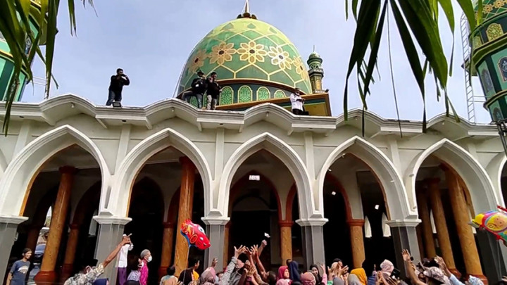 Melihat Tradisi Unik Perantau Asal Lamongan, Tebar Uang di Kampung Halaman