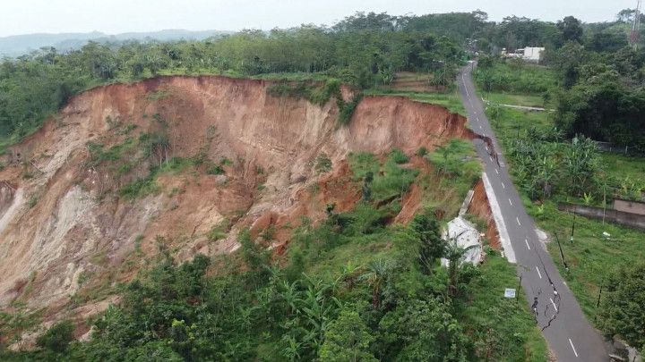 Sudah 2 Bulan, Longsor Tebing Setinggi 200 Meter di Semarang Belum Diperbaiki