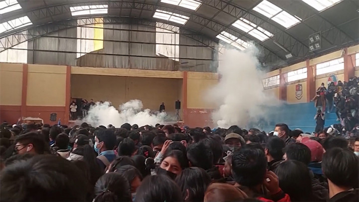 Ledakan Granat Gas Air Mata Picu Kepanikan, 4 Orang Tewas Terinjak-injak