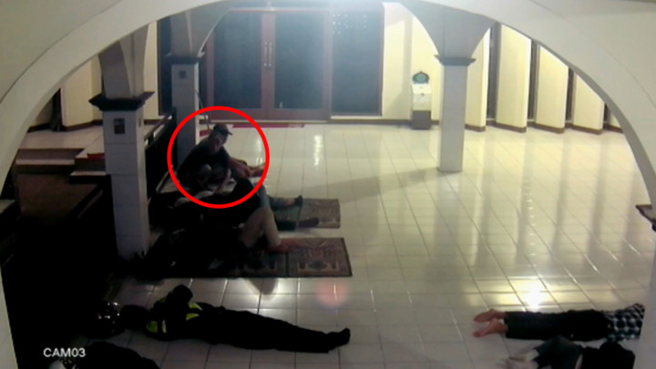 Aksi Pencurian Uang Pemudik di Masjid Jami Baitussalam Tangerang Terekam CCTV