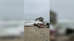 Detik-detik Rumah Tepi Pantai Runtuh Terseret Ombak