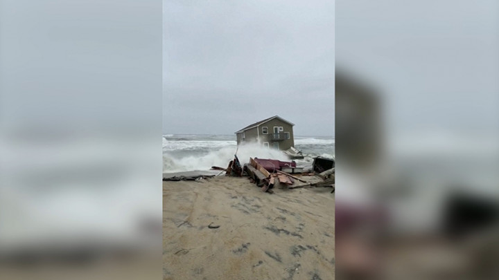 Detik-detik Rumah Tepi Pantai Runtuh Terseret Ombak