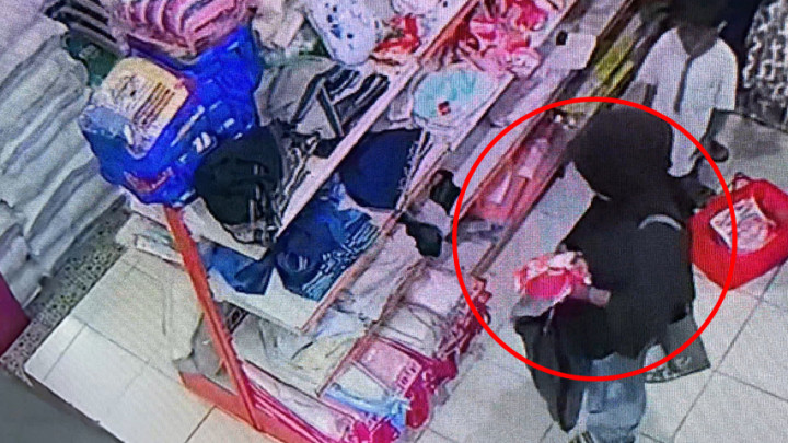 Terekam CCTV! Seorang Wanita Mencuri Sejumlah Pakaian Dalam di Toko