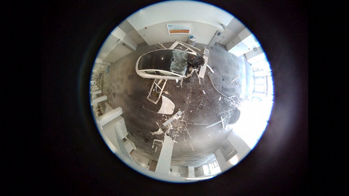 Rem Bermasalah, Tesla Berkecepatan Lebih dari 110 km/jam Tabrak Gedung