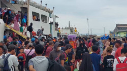 Ratusan Penumpang Berebut Kapal di Pelabuhan Sumenep, Sejumlah Orang Terpaksa Tidur di Lantai