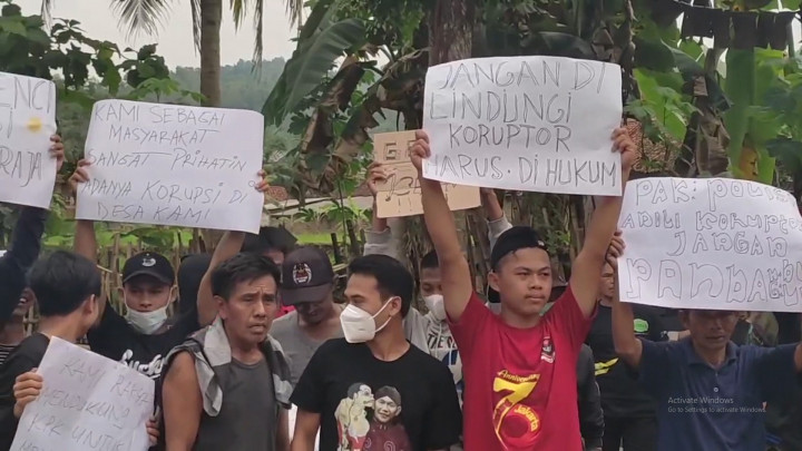 Diduga Korupsi Dana Desa, Perangkat Desa Wadasmalang Didemo Warganya