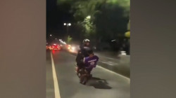 Ugal-ugalan Demi Konten, Pemotor Terjatuh di Jalan Raya