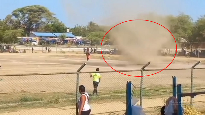 Detik-detik Angin Puting Beliung Hantam Pertandingan Sepak Bola di Peru