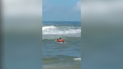 Detik-detik Penyelamatan Wisatawan yang Terseret Ombak di Pantai Drini