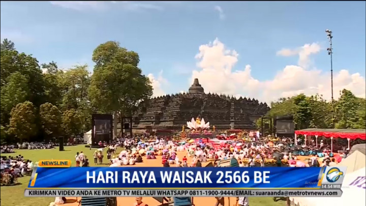 Umat Buddha Gelar Kirab Api Dharma dan Air Suci dari Candi Mendut ke Borobudur