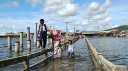 Diterjang Banjir Rob, Warga Pulau Pasaran Harap Pemkot Menyelesaikan Pembangunan Jembatan